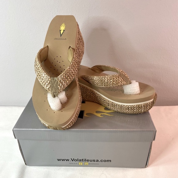 NWT!!! Volatile Achiva flip flops color: Natural 9